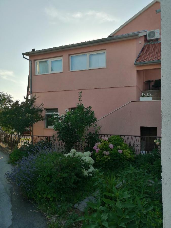 שיבניק Apartman Elana מראה חיצוני תמונה