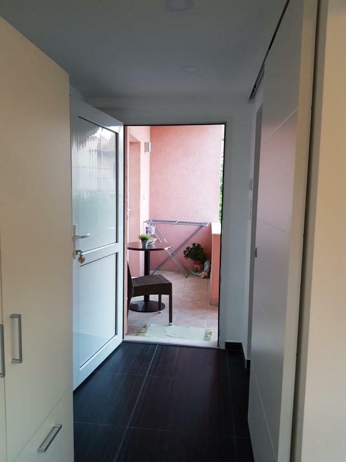 שיבניק Apartman Elana מראה חיצוני תמונה
